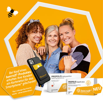 Drei junge, hübsche Frauen, stützen sich lächelnd auf ihre Schultern & Produktabbildung von Propolis beecraft Halspastillen